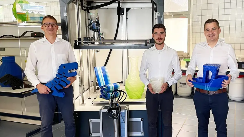Forschergruppe präsentiert ihren pelletbasierten Grossraum-3D-Drucker, der Industriekunststoffe recycelt und den Weg für nachhaltige additive Fertigung ebnet.