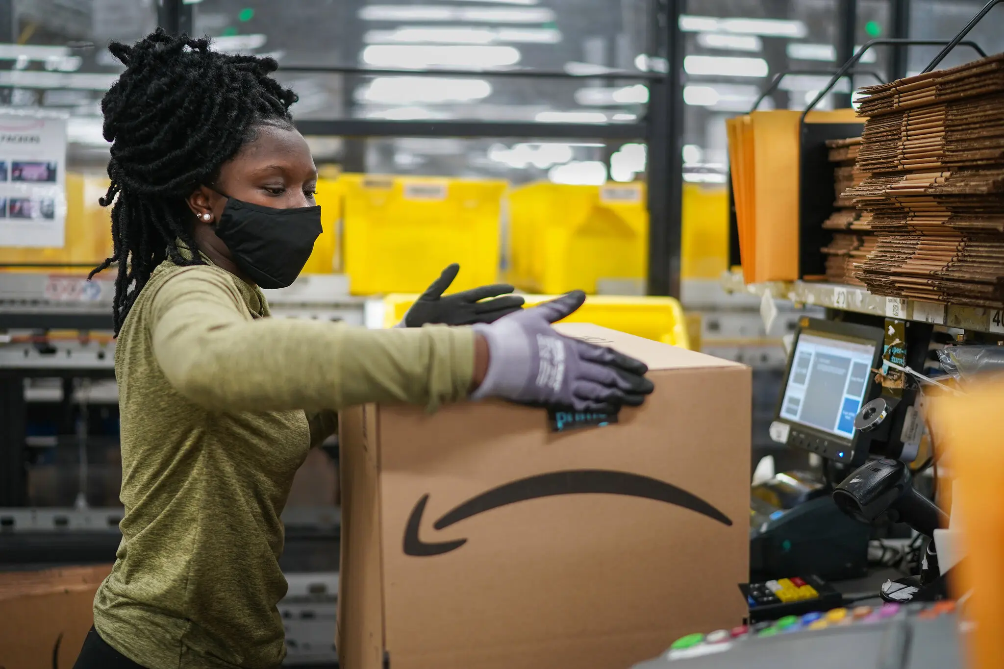 amazon-raises-hourly-wage-for-employees