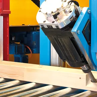 Canadian Timberframes führt Hundegger K2i 1300 6-Axis Roboter-CNC-Maschine ein