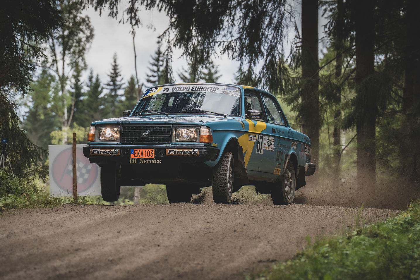 Klassisk Volvo 244 i tävlingslack under EnghMek-rallyt utanför Smedjebacken i Dalarna dokumenterad av eventfotograf i Uppsala län.