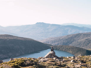 Hiking alone vs Hiking with friends