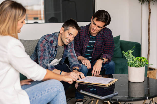 A Loan Signing Agent guides buyers where to sign.