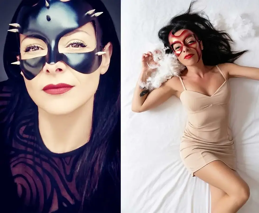 Vista frontale di una maschera artistica bianca con dettagli in pizzo e perline