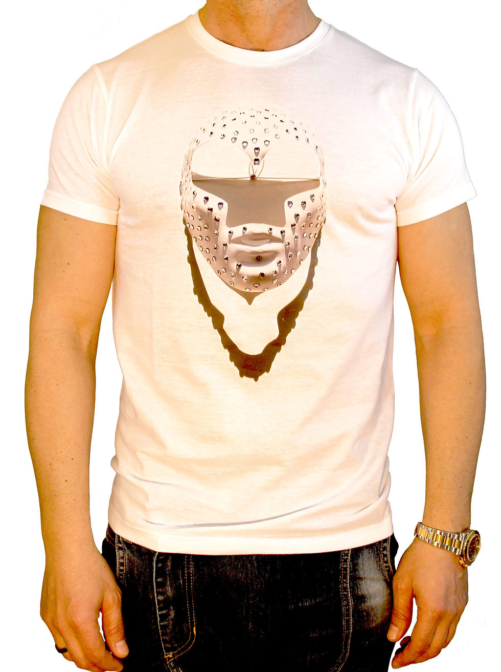 Modello indossa maglietta da uomo stampata con maschera originale ArtAndFashion by Sportelli