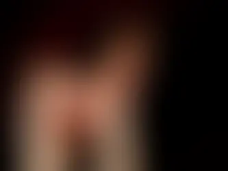 Autoritratto a mezzo busto di donna diafana su sfondo rosso scuro, che emerge da scene notturne con espressione sensuale e suadente, ispirato alle frasi di Oscar Wilde