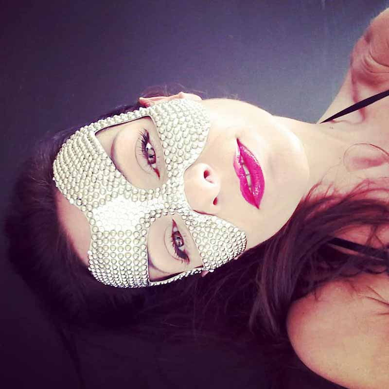 ragazza mascherata, maschera gioiello