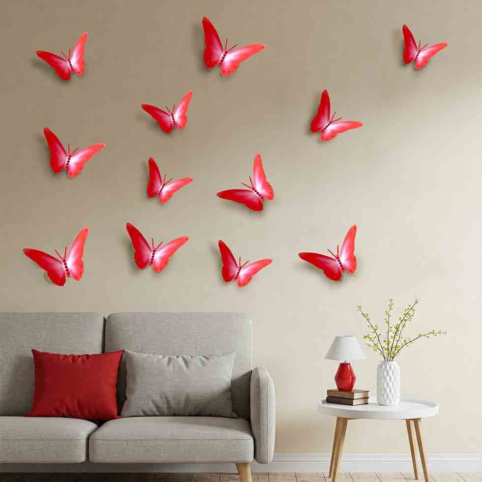 Design minimalista e stilizzato di adesivi murali a forma di farfalle rosse e bianche disposte su una parete