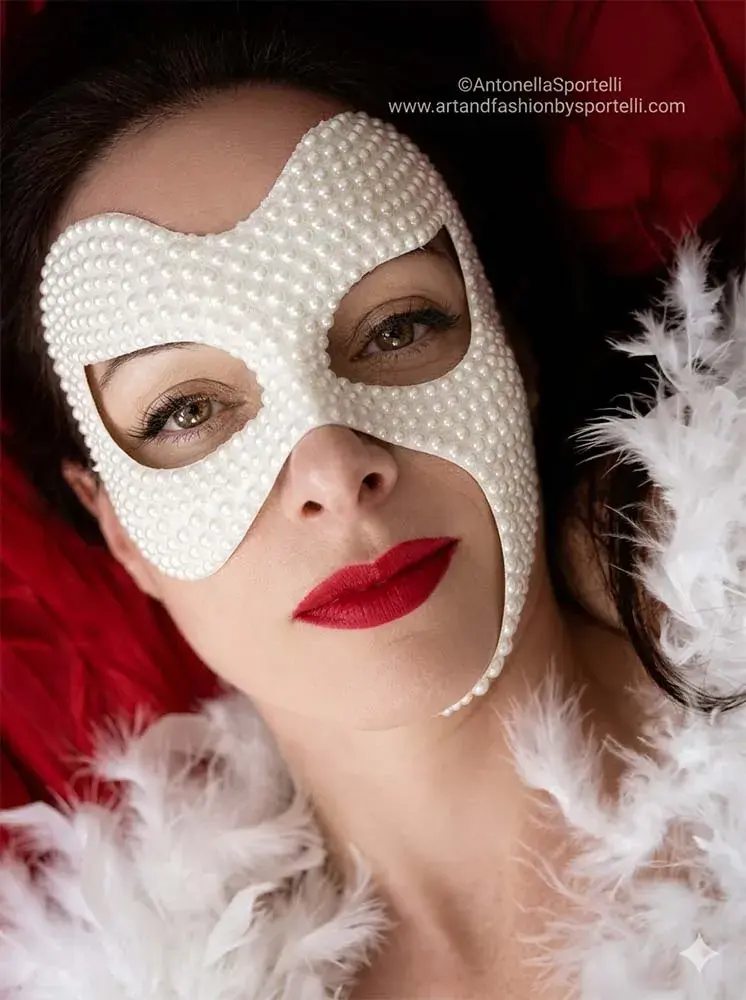 Vista ravvicinata di volto donna con una maschera elegante bianca ricoperta di perle