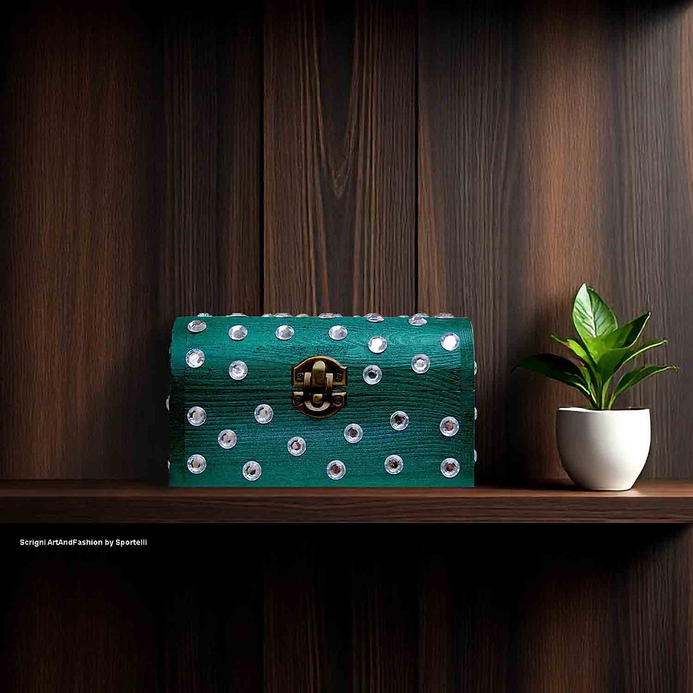 crigno d'arte verde smeraldo con strass su mensola in legno, integrato in ambiente di design. Complemento d'arredo unico