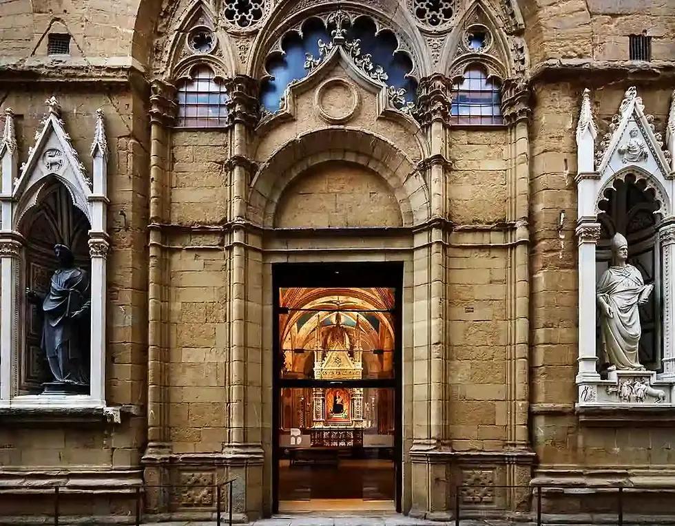 Vista interna ed esterna della Chiesa di Orsanmichele a Firenze, mostra il portone aperto, parte dell'altare e due tabernacoli esterni con sculture.