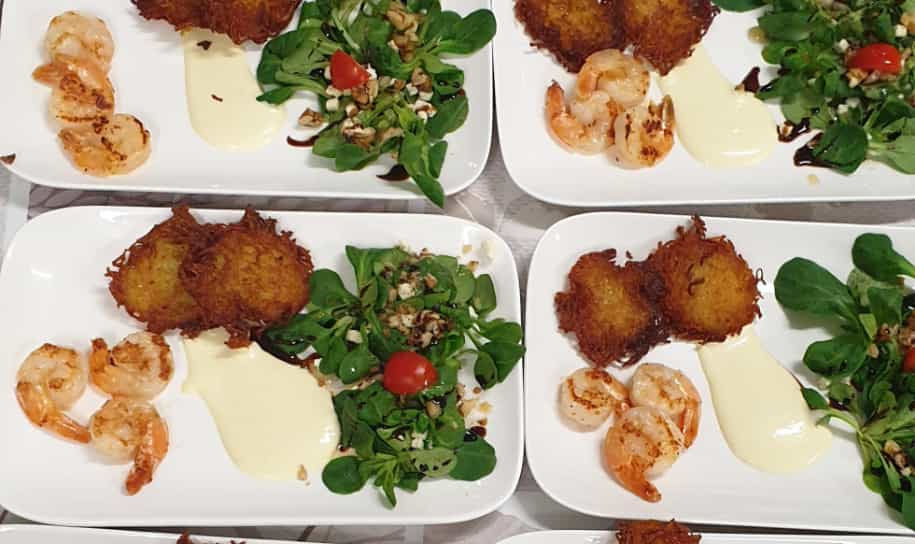 Gebratene Garnelen mit Reibeküchlein und Walnuß - Feldsalat