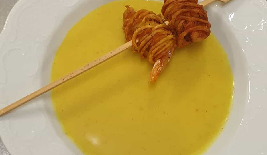 Curry - Kokoscreme mit Garnelenspieß
