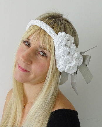 Joli bandeau réalisé au crochet et au tricot avec un fil à tricoter en ruban blanc