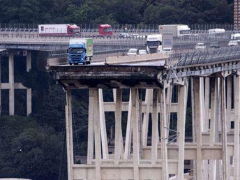 Genova, crolla ponte sullʼautostrada A10: morti e feriti