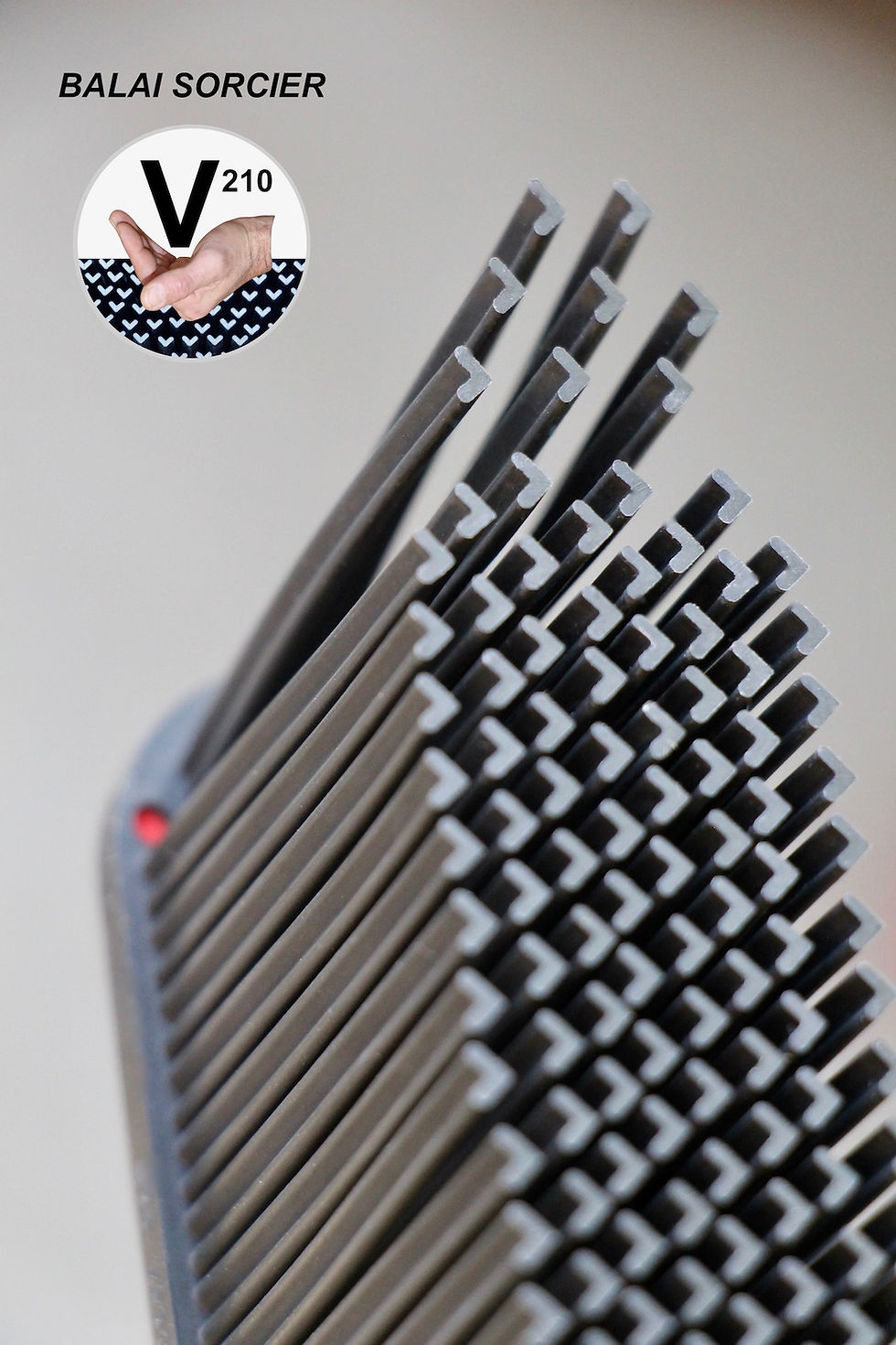 Miniature : Balai caoutchouc picot V Balai coiffeur professionnel Balai SORCIER UNIK new INNOVATIONS manche télescopique V210 picot V