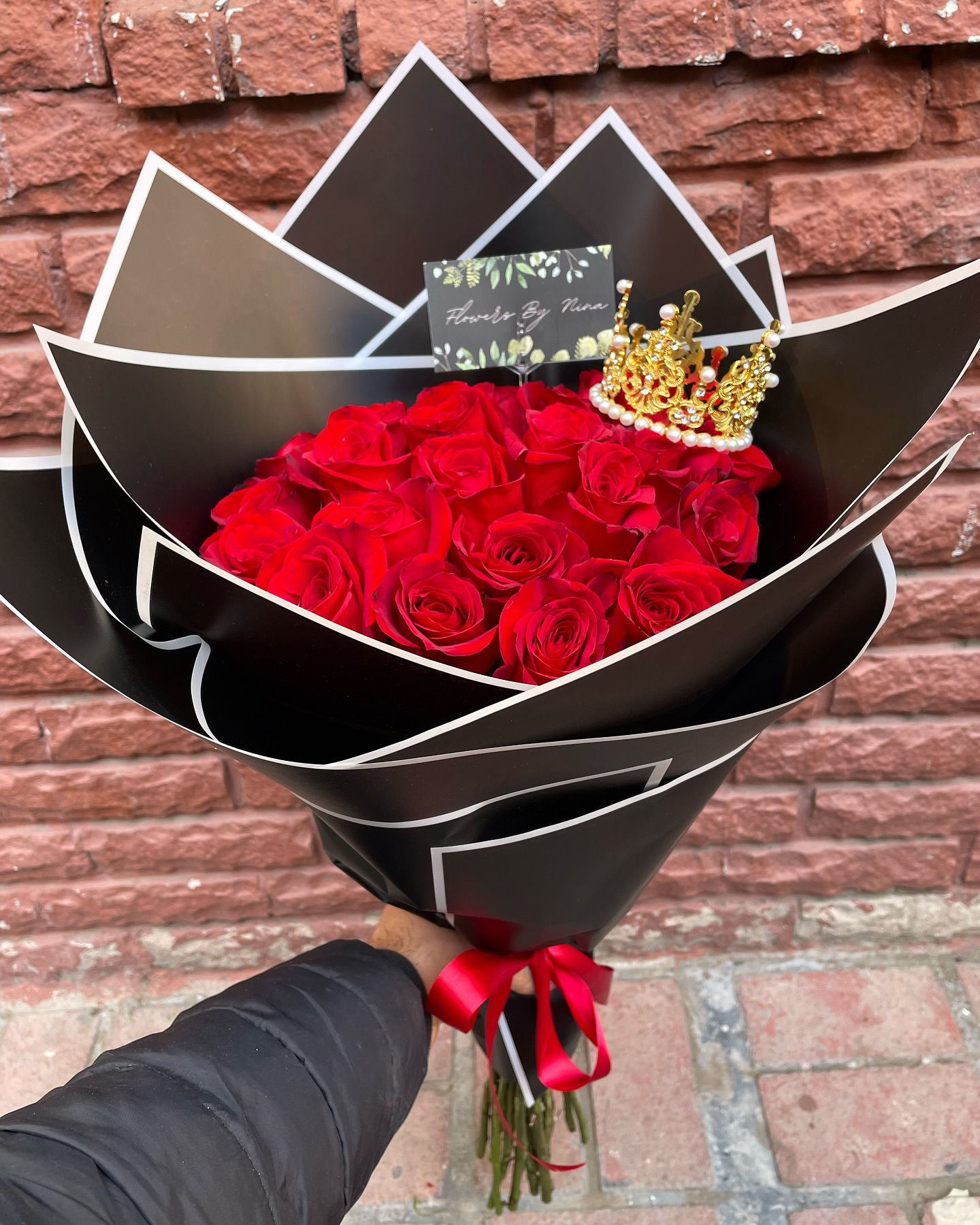 RAMO DE 24 ROSAS CON CORONA