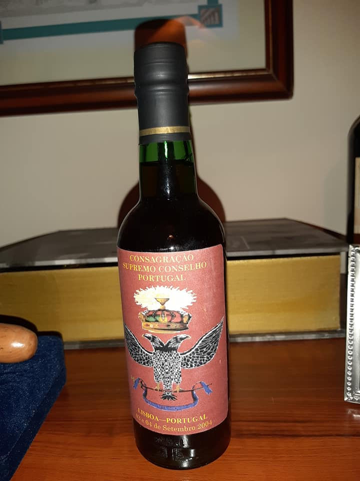 Vinho do Porto oferecido ao Irmão Álvaro Carva na criação do Supremo Conselho Portugal | 03.09.2004 |