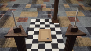 Pormenor de dois intervenientes em reunião, em ambiente formal, durante a Sessão de Grande Loja.