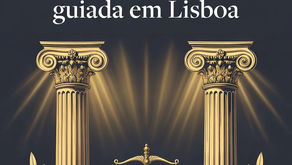 Capa editorial da GLNP com duas colunas douradas clássicas, balança da justiça e ramos de oliveira sobre fundo azul-escuro. Título: “GLNP assinala o Dia Internacional da Luz com uma visita guiada em Lisboa”.