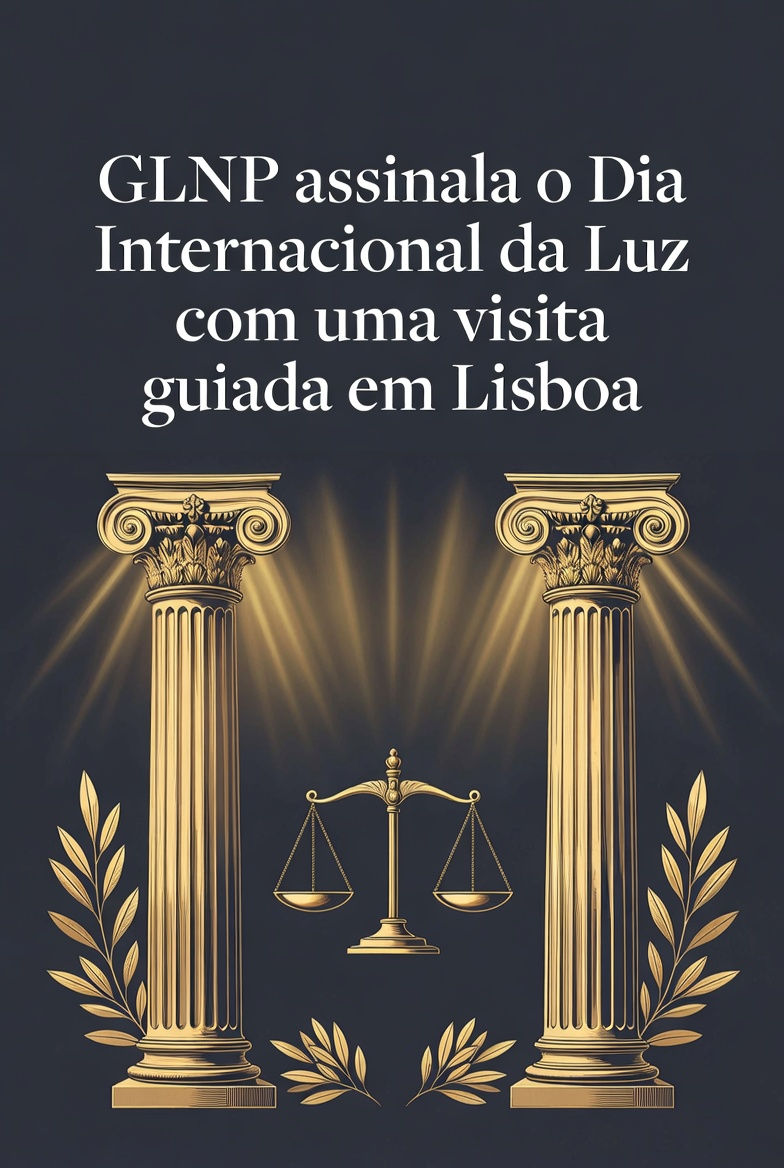 Capa editorial da GLNP com duas colunas douradas clássicas, balança da justiça e ramos de oliveira sobre fundo azul-escuro. Título: “GLNP assinala o Dia Internacional da Luz com uma visita guiada em Lisboa”.