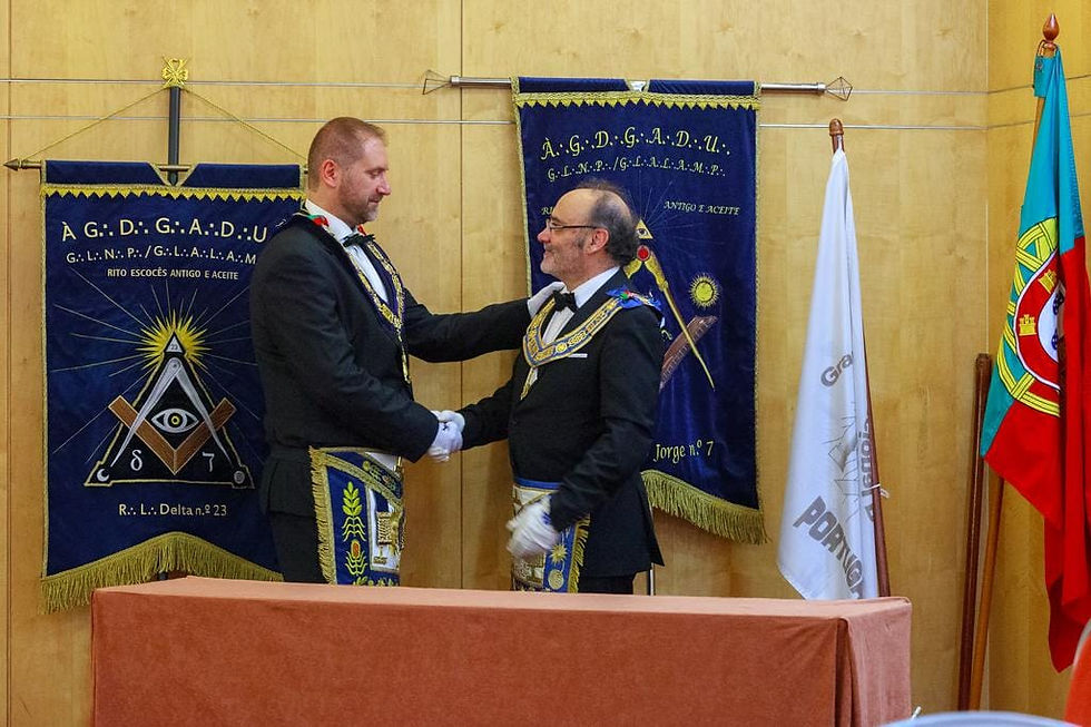 Imagem dos Grãos-Mestres Nuno Tinoco Ferreira e João Pavão após as cerimónias de transição de liderança na Grande Loja Nacional Portuguesa