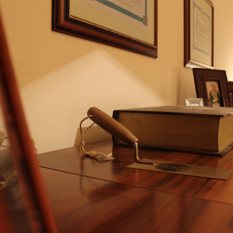 Comemoração do 25.º aniversário da Grande Loja Nacional Portuguesa, destacando sua contribuição para a Maçonaria Regular e seus princípios de fraternidade, tradição e aperfeiçoamento moral.