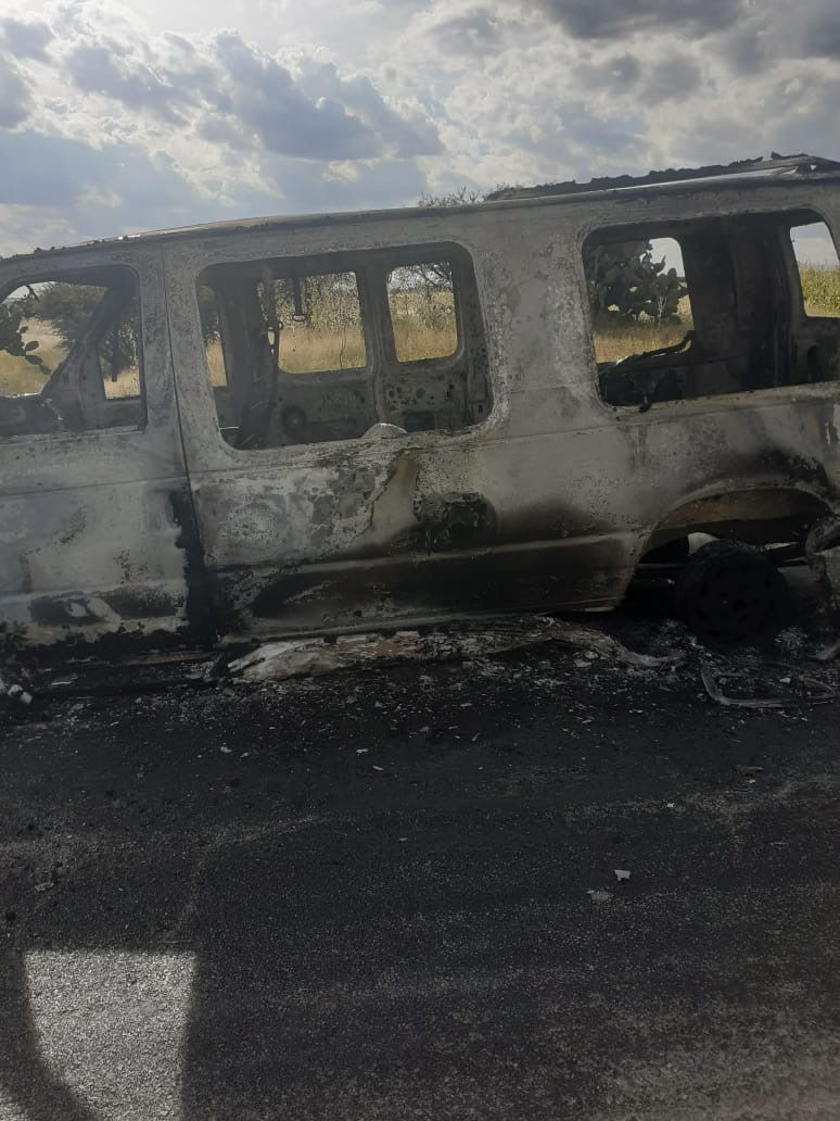 ¡SE INCENDIA CAMIONETA EN PLENA CARRETERA!
