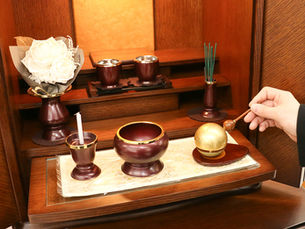  仏壇のチーンの名前はおりん！宗派別の鳴らし方と回数