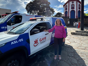 Ana Paula Siqueira ao lado de uma caminhonete