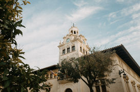 Architektur einer Kirche in der Toskana mit historischen Details, ideal für Hochzeiten in Italien.