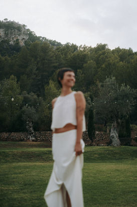 Braut mit großem Lächeln auf einer Finca in Mallorca, eingefangen in einem unvergesslichen Moment.
