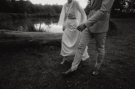 Detailaufnahme des Brautpaars in Bewegung auf einer Wiese in Puglia, romantische Hochzeitsatmosphäre in Süditalien.