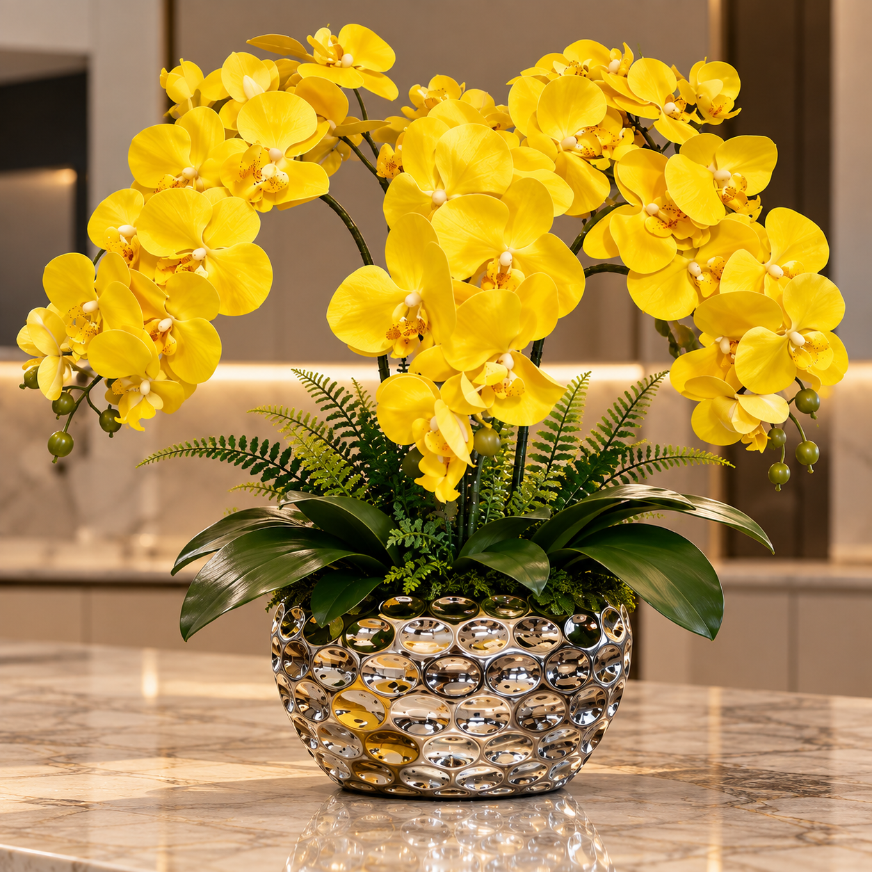 SUNNY PARIS - Composition florale d'orchidées jaunes dans un vase argenté de LUXE -