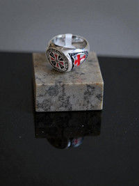 Bague argent avec croix rouge. Bague sur une pierre Place du Temple.