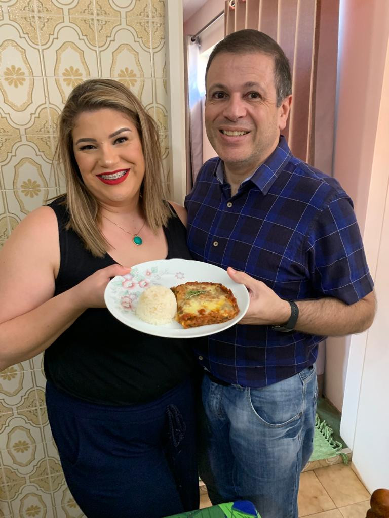 Aline Meira e Dr José Gabriel em foto para Receita de Lasanha Vegetariana, para a Revista Top da Cidade Edição 54, em Itapetininga