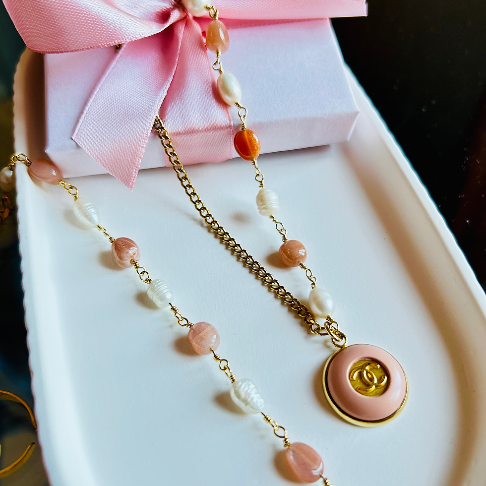 Collier upcyclé Turenne, en acier inoxydable réalisé, avec un bouton Haute Couture.