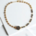 Collier upcyclé Avron, en acier inoxydable réalisé, avec un bouton Haute Couture.