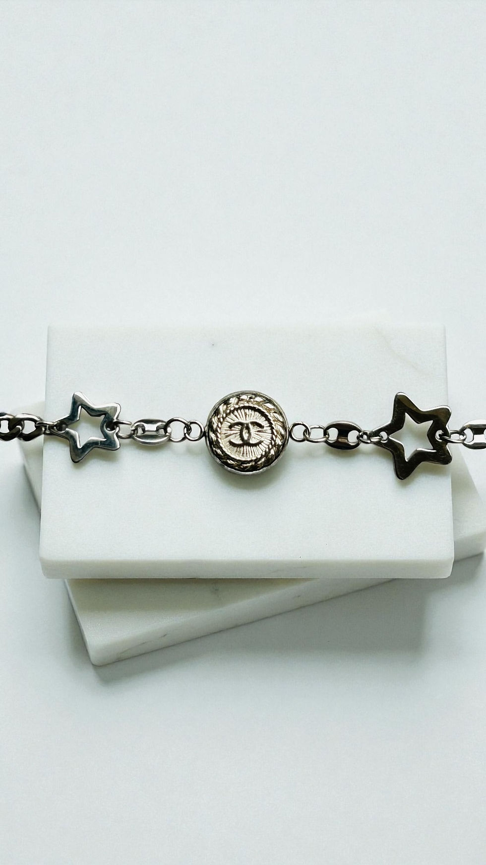 Boucles d'oreilles upcyclées Vaneau, en acier inoxydable réalisé, avec un bouton Haute Couture