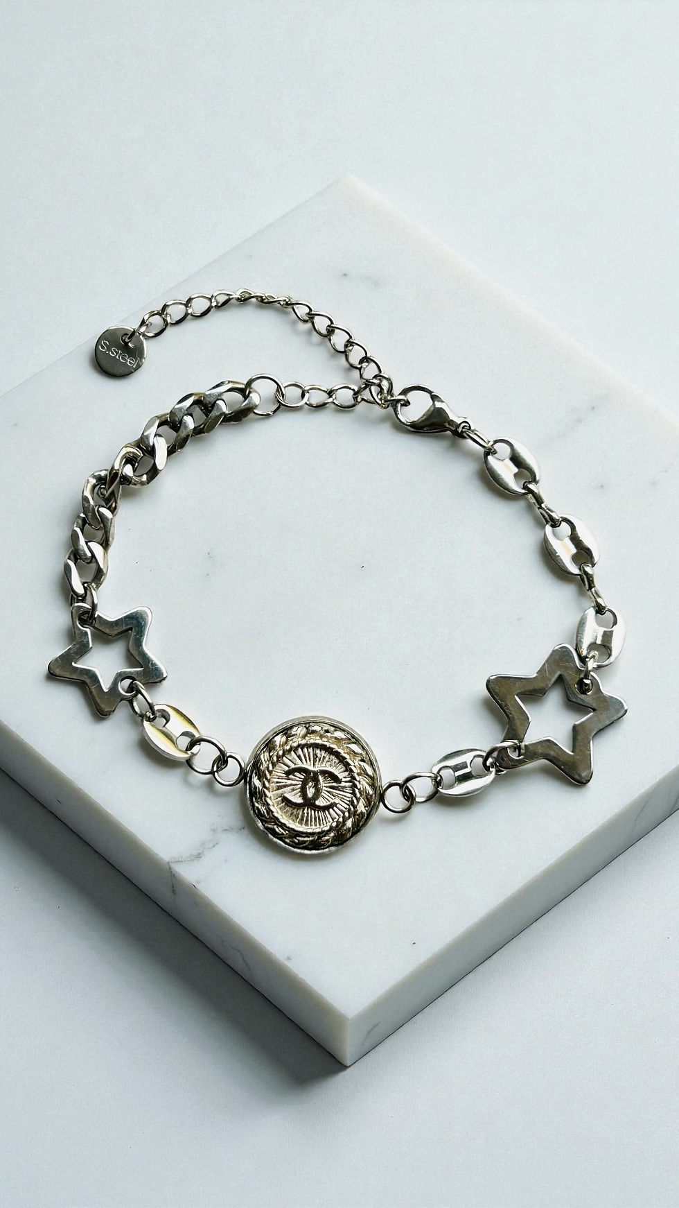 Boucles d'oreilles upcyclées Vaneau, en acier inoxydable réalisé, avec un bouton Haute Couture