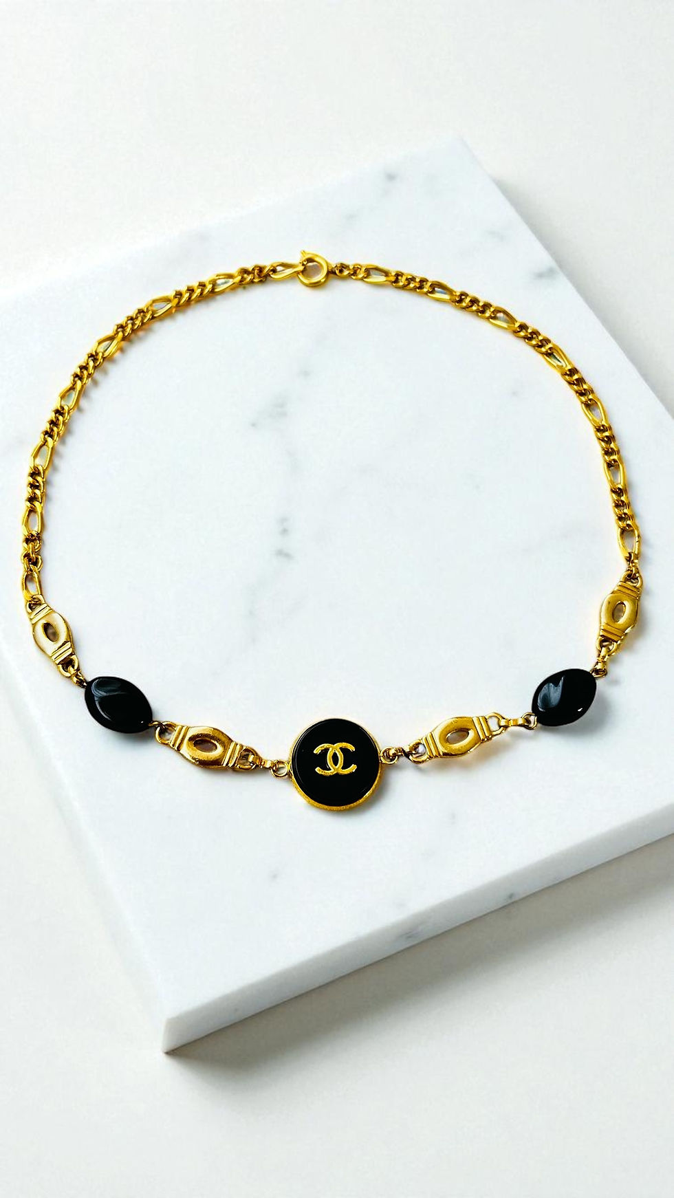 Boucles d'oreilles upcyclées Rambuteau, en acier inoxydable réalisé, avec un bouton Haute Couture.