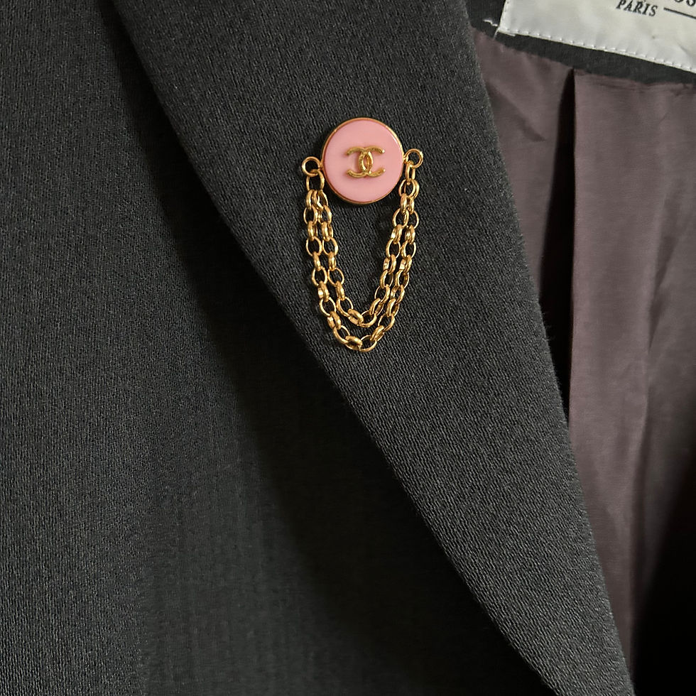 Broche upcyclée Carnavalet