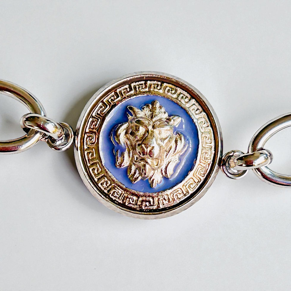 Boucles d'oreilles upcyclées Chateau Landon, en acier inoxydable réalisé, avec un bouton Haute Couture.