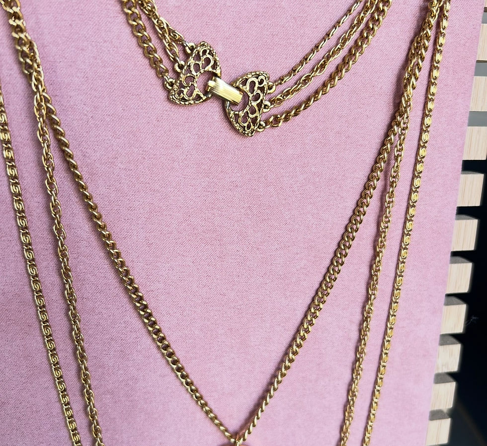 Collier sautoir upcyclé Bourbon, en acier inoxydable réalisé, avec un bouton Haute Couture.