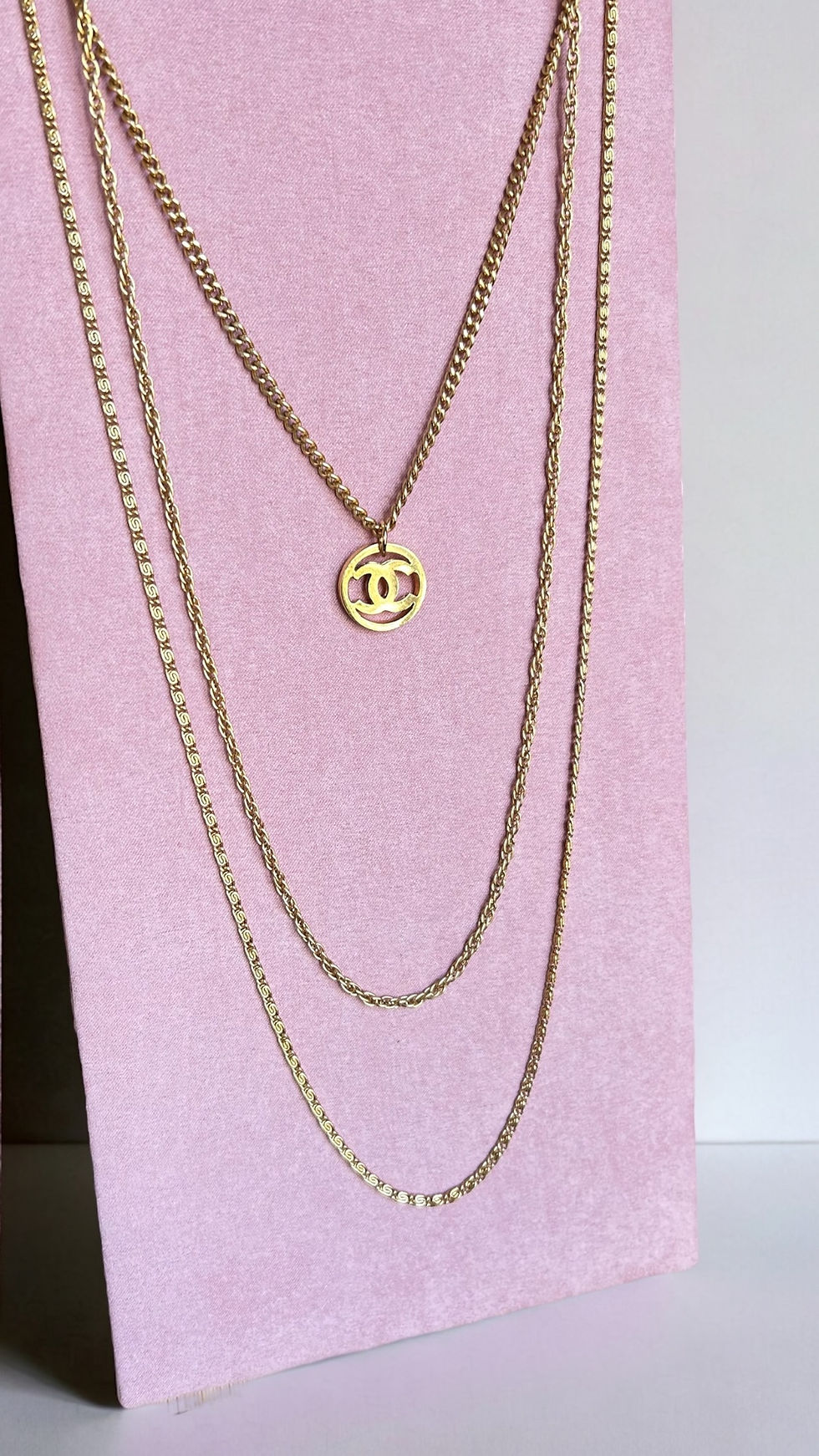 Collier sautoir upcyclé Garnier, en acier inoxydable réalisé, avec un bouton Haute Couture.