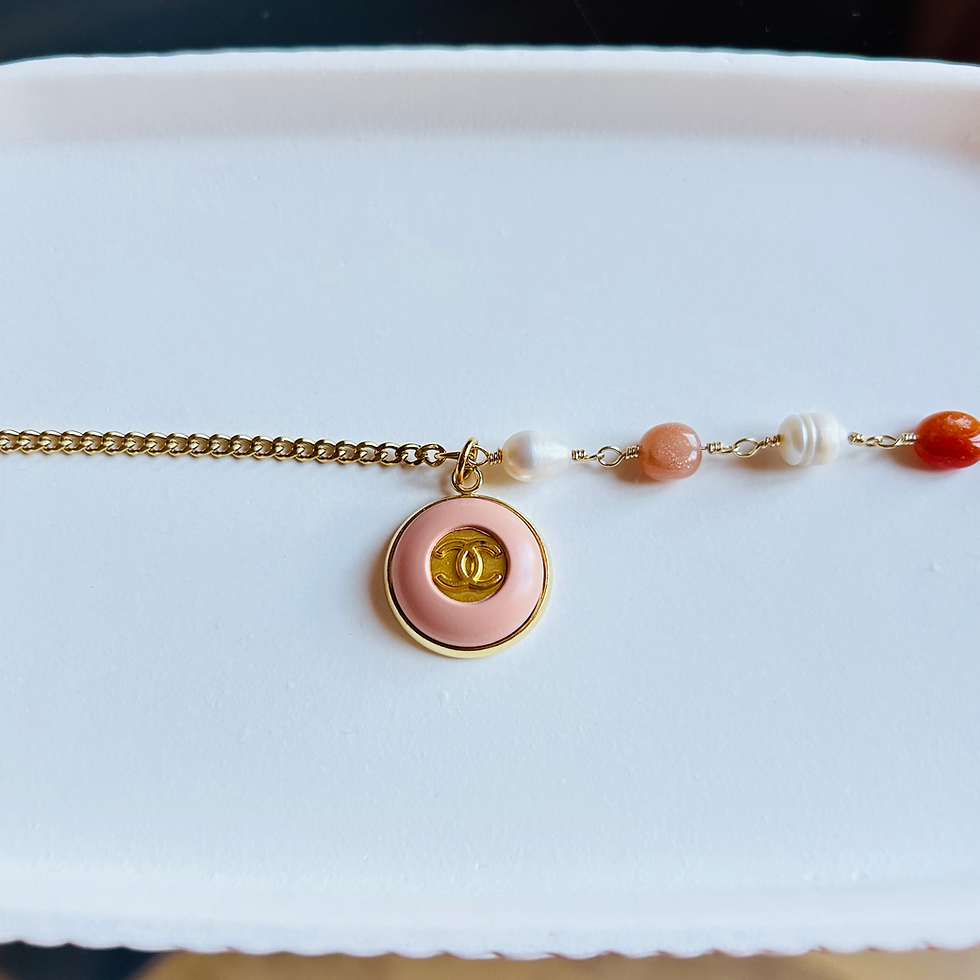 Collier upcyclé Turenne en acier inoxydable réalisé, avec un bouton Haute Couture.