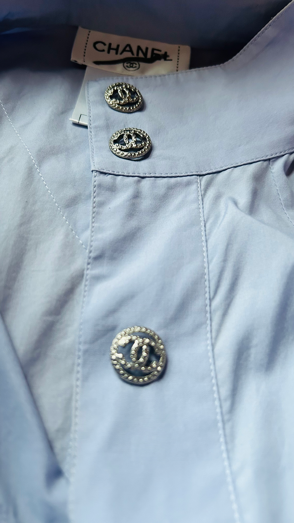 Miniature : Collier upcyclé Vaugirard, en acier inoxydable réalisé, avec un bouton Haute Couture. vue du vêtement Haute Couture.