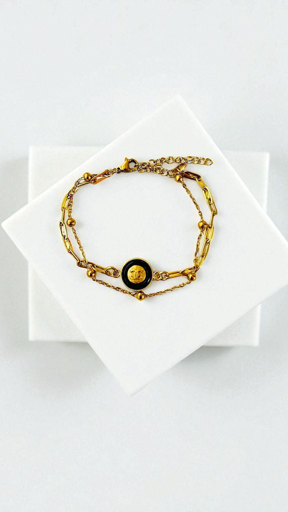 Bracelet upcyclé réalisé avec un bouton de Haute couture et une double chaine.