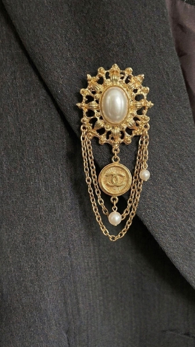 Miniature : Broche upcyclée Dame Blanche