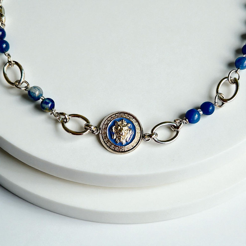 Boucles d'oreilles upcyclées Chateau Landon, en acier inoxydable réalisé, avec un bouton Haute Couture.