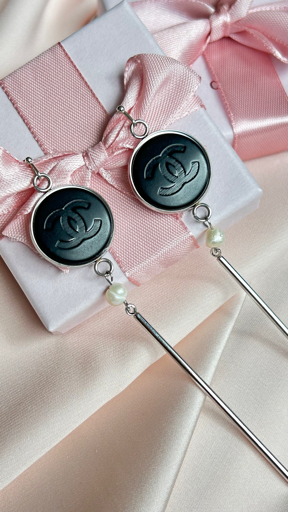 Boucles d'oreilles upcyclées Belleville montée à la main avec des boutons de Haute Couture - vue des détails.